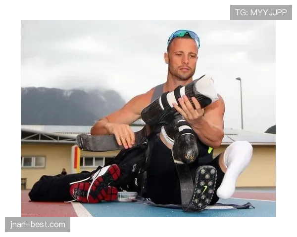 奥斯卡·皮斯托瑞斯训练完顺手把碳纤维假肢挂阳台晾着，这自律劲儿谁懂