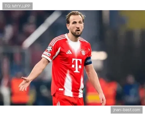 哈里·凯恩训练完回家路上还在啃鸡胸肉，这自律我真服了