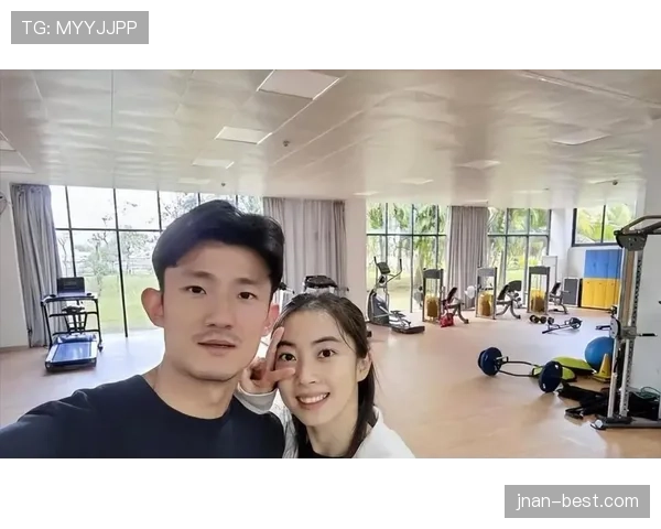 谌龙退役后在家带娃，老婆王适娴晒照：这反差谁信他拿过奥运金牌？